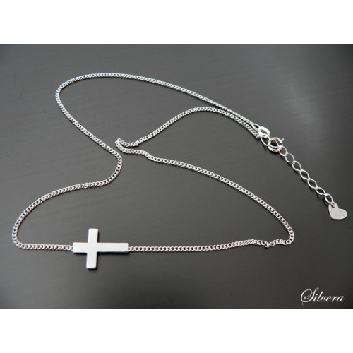 Stříbrný náhrdelník s křížkem naležato