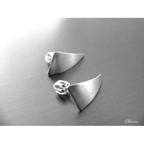 Stříbrné naušnice aerodynamické trojuhelníky, mat, Stříbro ryzost 925/1000