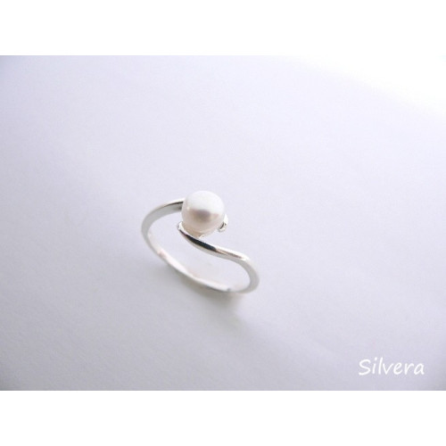 Stříbrný prsten s říční perlou