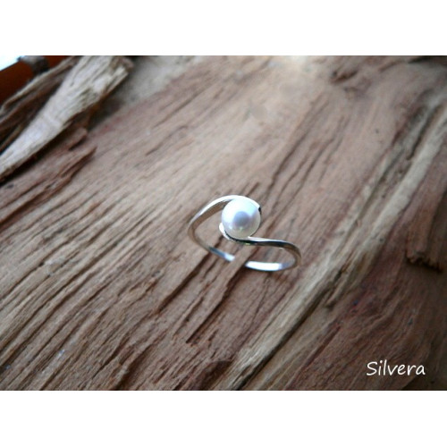 Stříbrný prsten s říční perlou